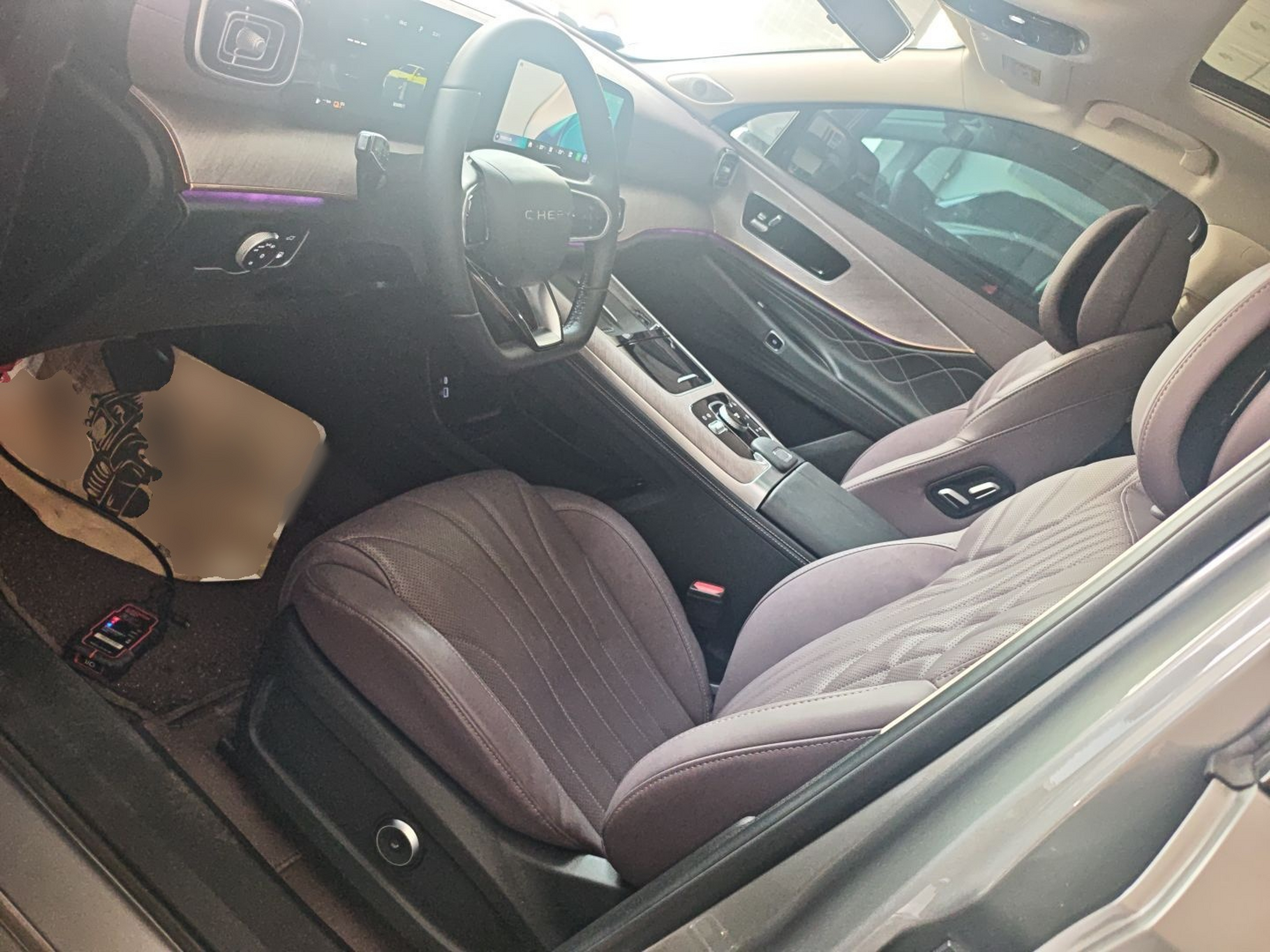 المقاعد الأمامية داخل السيارة