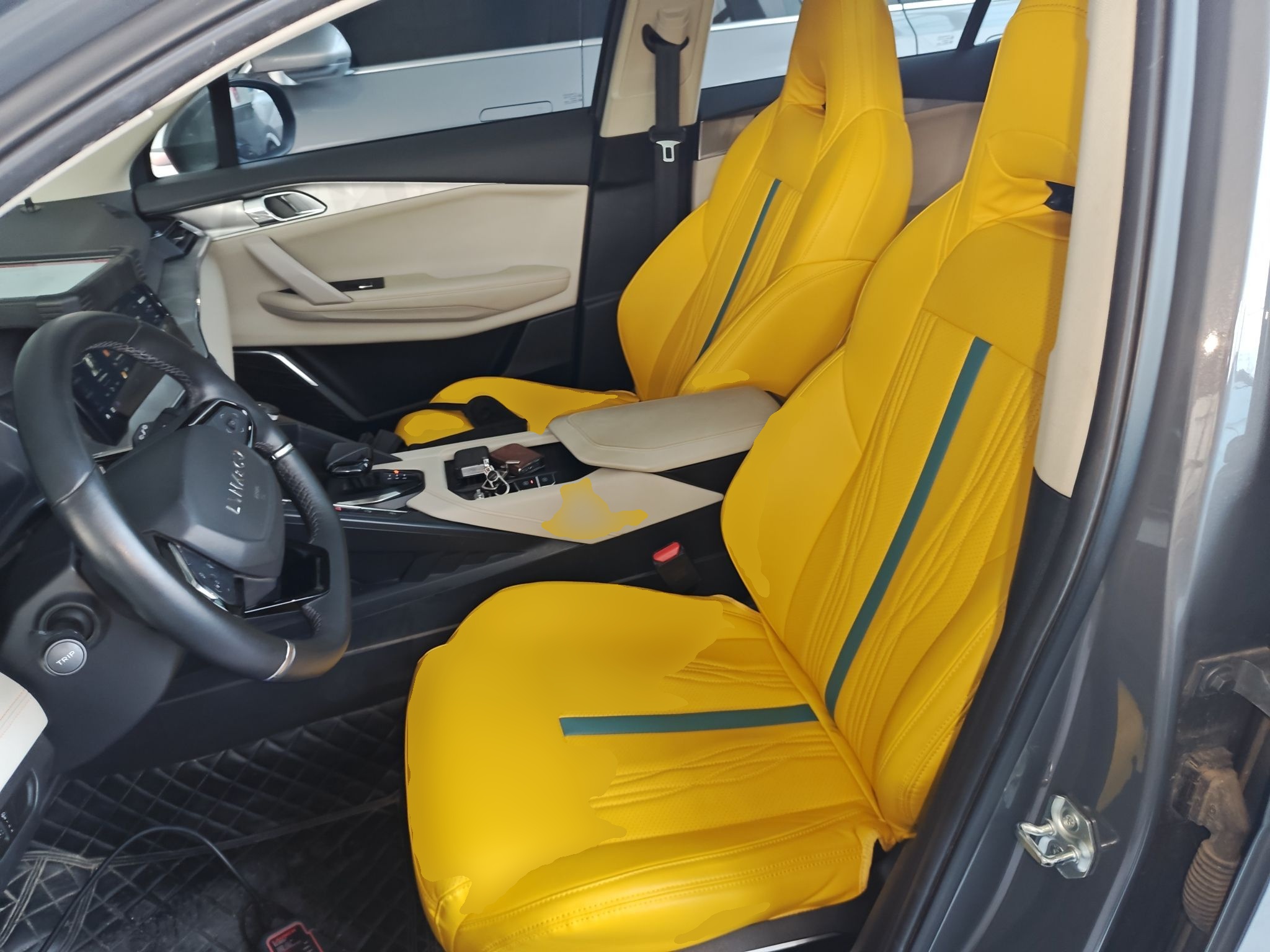 Переднее сиденье в автомобиле