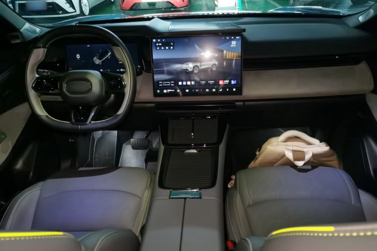 Used Lynk & Co 08 EM-P 2025 245km Ultra-Long Range Halo Center Console