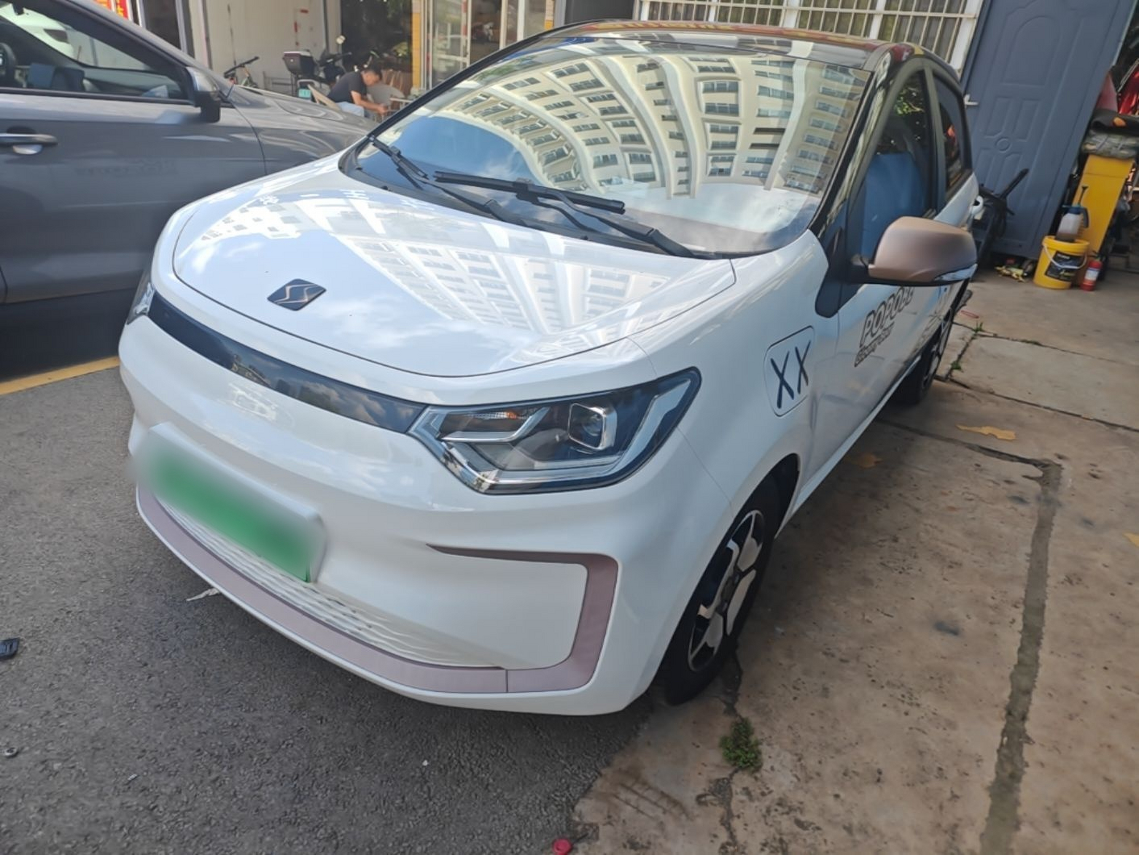 Под передней частью автомобиля