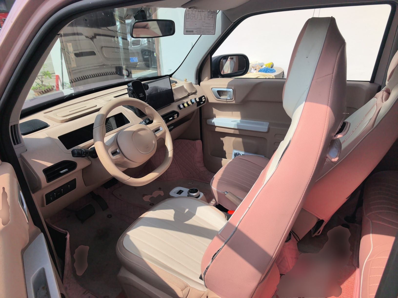 المقاعد الأمامية داخل السيارة