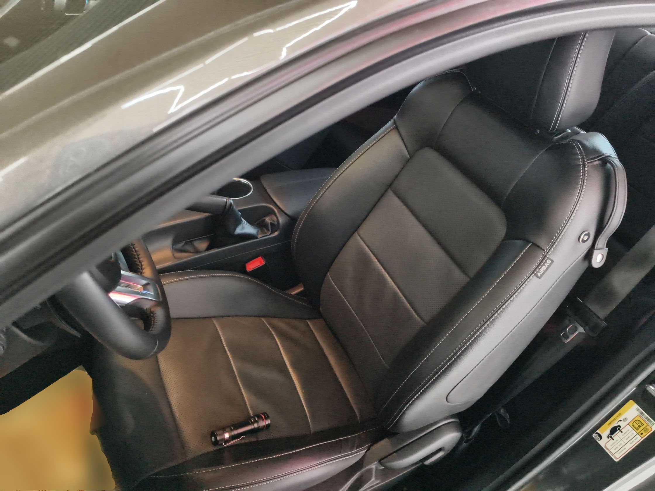 Переднее сиденье в автомобиле