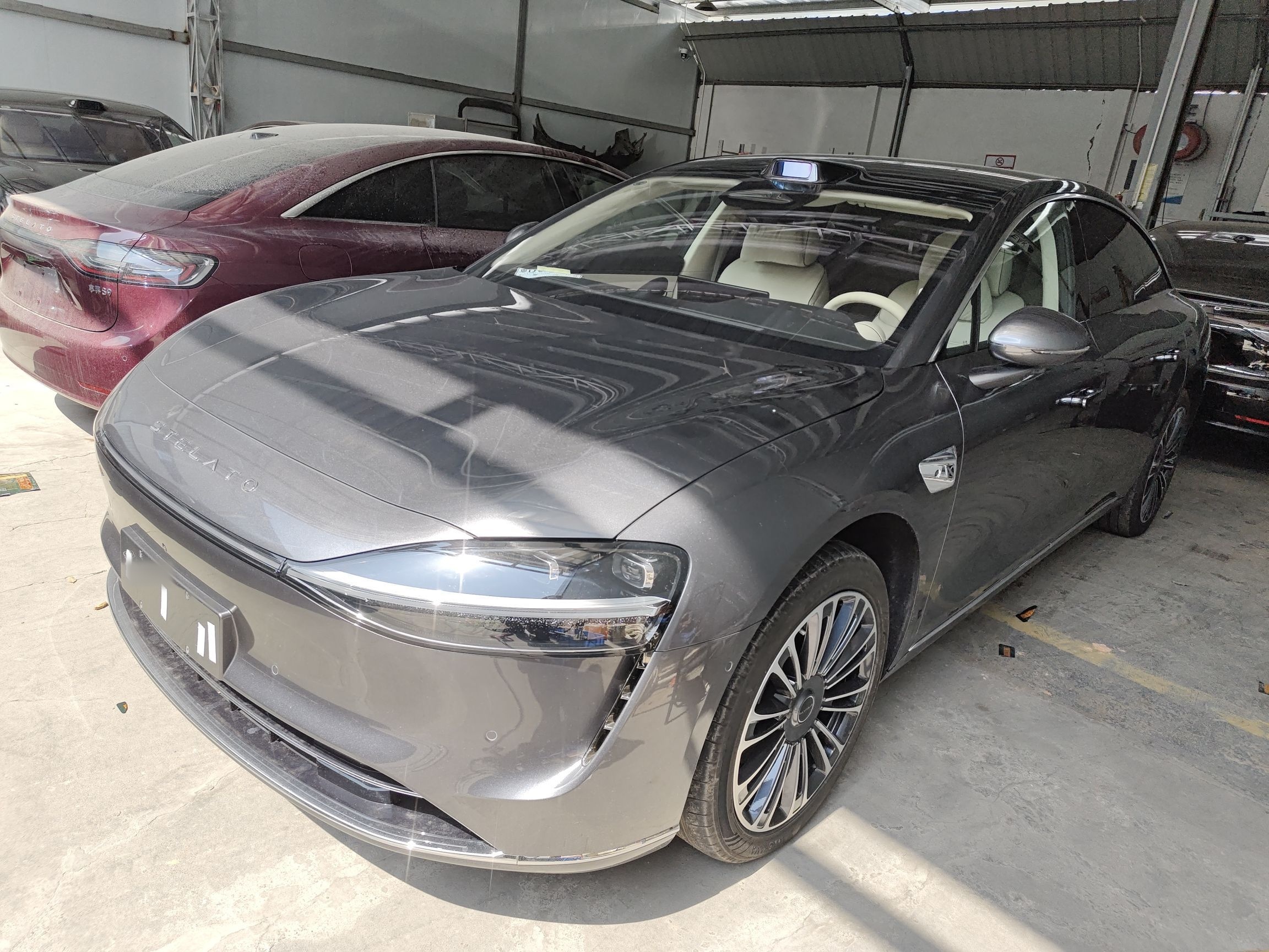 تحت مقدمة السيارة