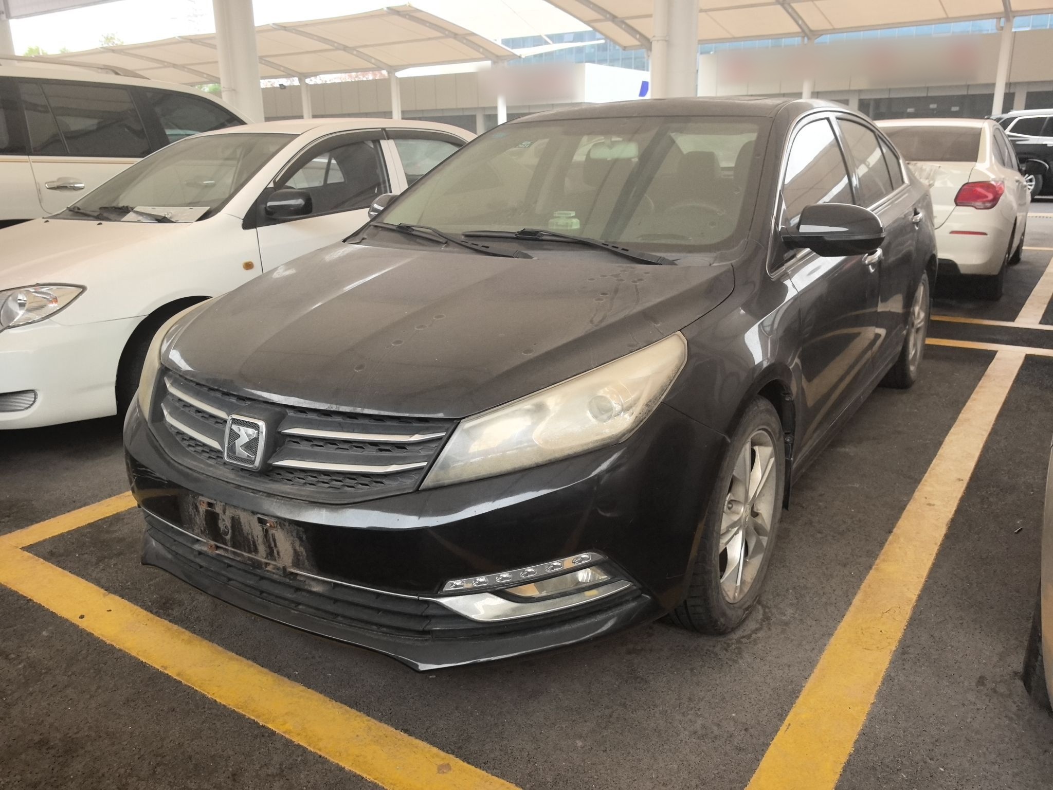 Под передней частью автомобиля