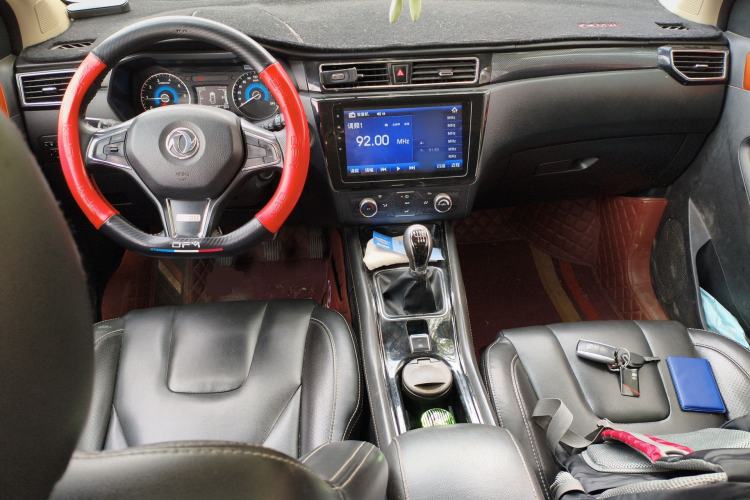 Used Dongfeng Fengon 580 2017 1.5T Manual Luxury Model Center Console