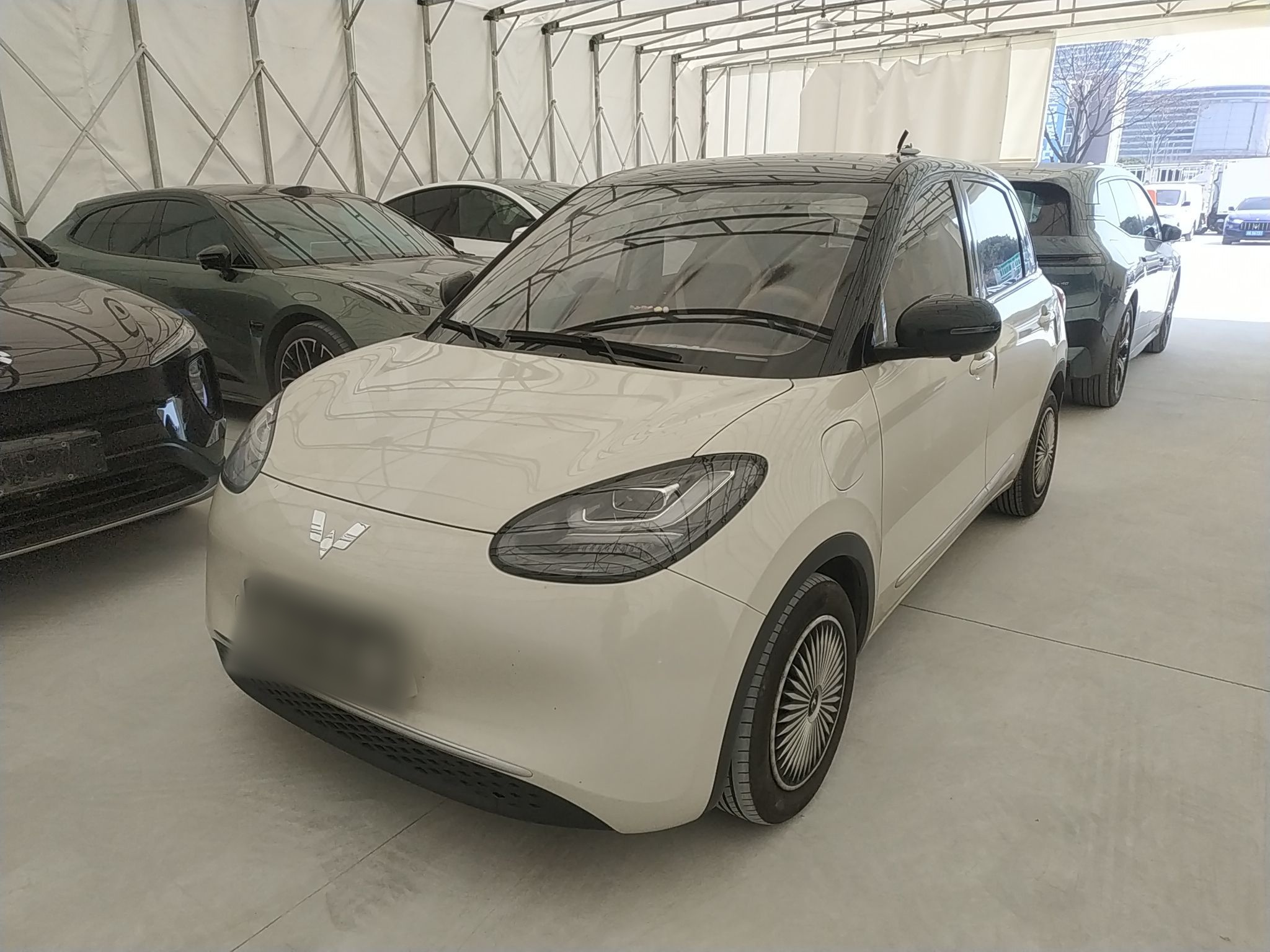 Под передней частью автомобиля