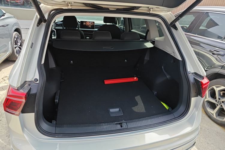 Used Volkswagen Tiguan L 2022 330TSI Automatic Two-Wheel Drive R-Line Enhanced Edition Trunk