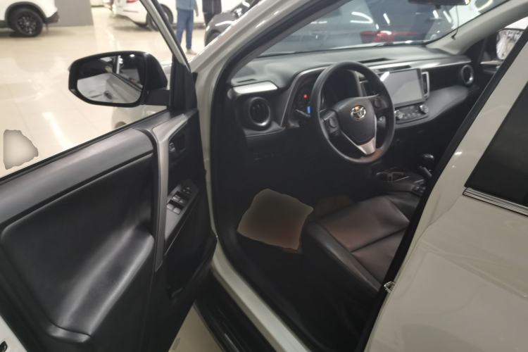 Used Toyota RAV4 2016 2.0L CVT Two-Wheel Drive Fashion Edition China V Standard Driver Seat