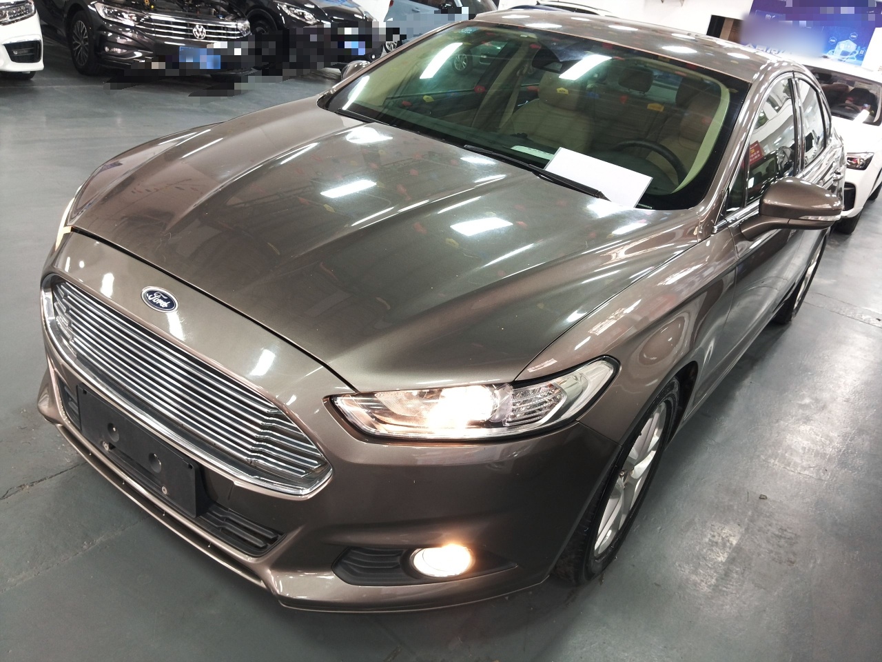 تحت مقدمة السيارة