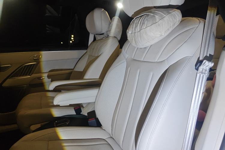 Used ONVO Luxeed L90 2025 Model—Max Six-Seater Version Left Rear Seat