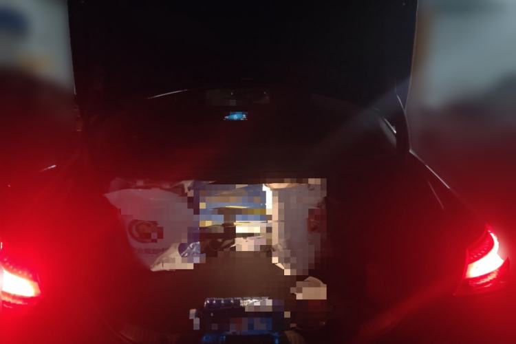 Used Mercedes-Benz E-Class New Energy 2022 Second Facelift E 350 e L Plug-in Hybrid Sedan Trunk