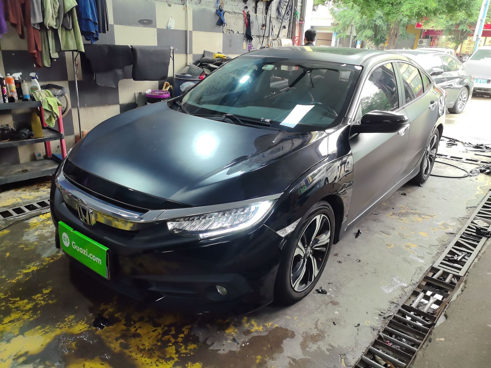 تحت مقدمة السيارة