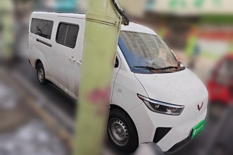 Used Wuling Yangguang 2024 300KM Comfort Version Passenger Van 75kW