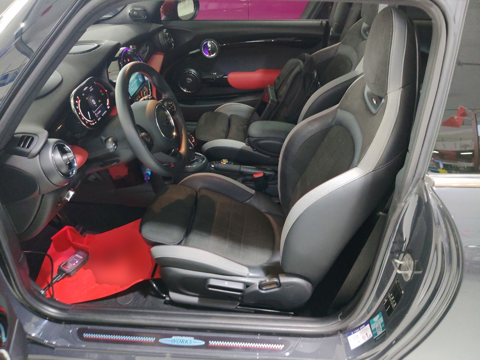 المقاعد الأمامية داخل السيارة