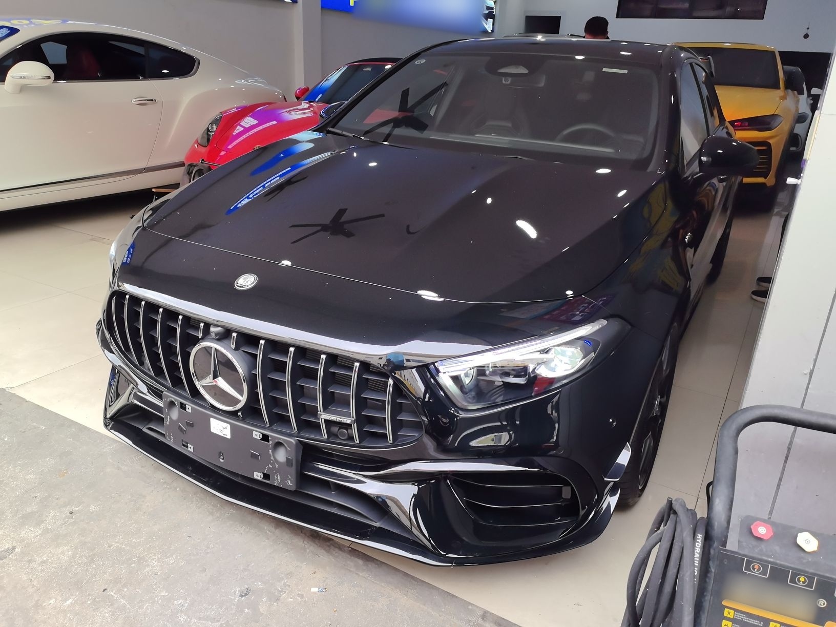 Под передней частью автомобиля