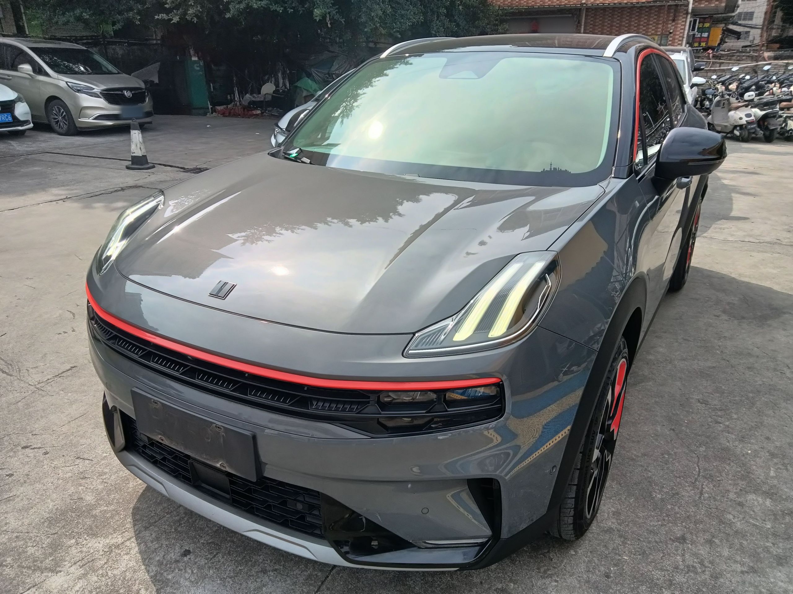 تحت مقدمة السيارة