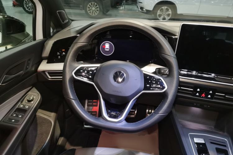 Used Volkswagen Golf 2025 300TSI R-Line
