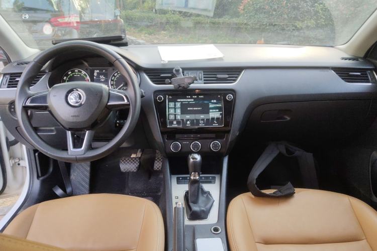 Used Skoda Octavia 2018 TSI230 DSG Comfort Edition Center Console