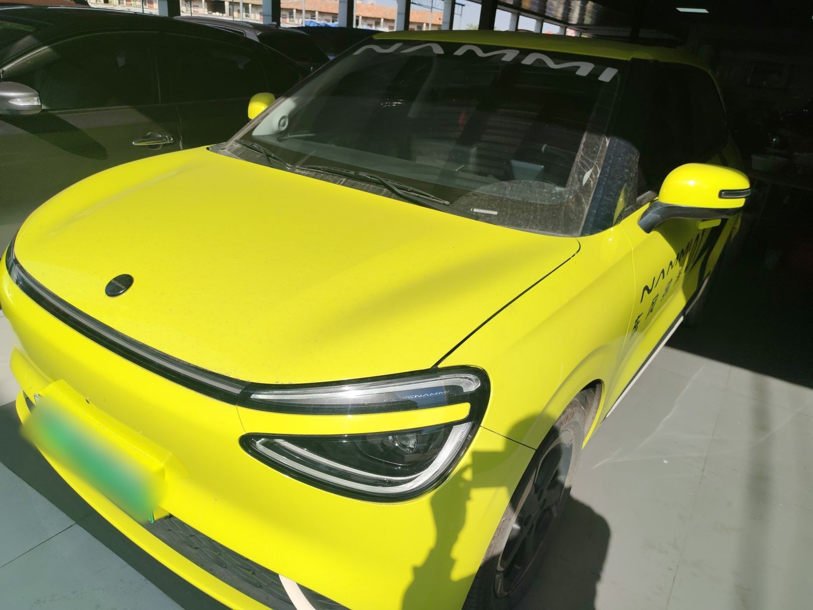 تحت مقدمة السيارة