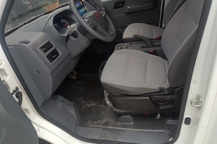 Used Wuling Yangguang 2024 300km Comfort-Grade Passenger Van 60kW
