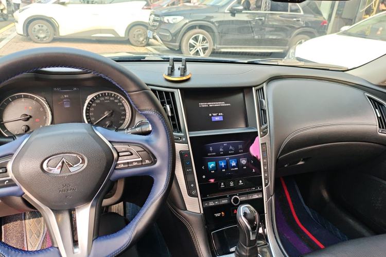 Used Infiniti Q50L 2018 2.0T Enjoyment Version China V Standard Center Console