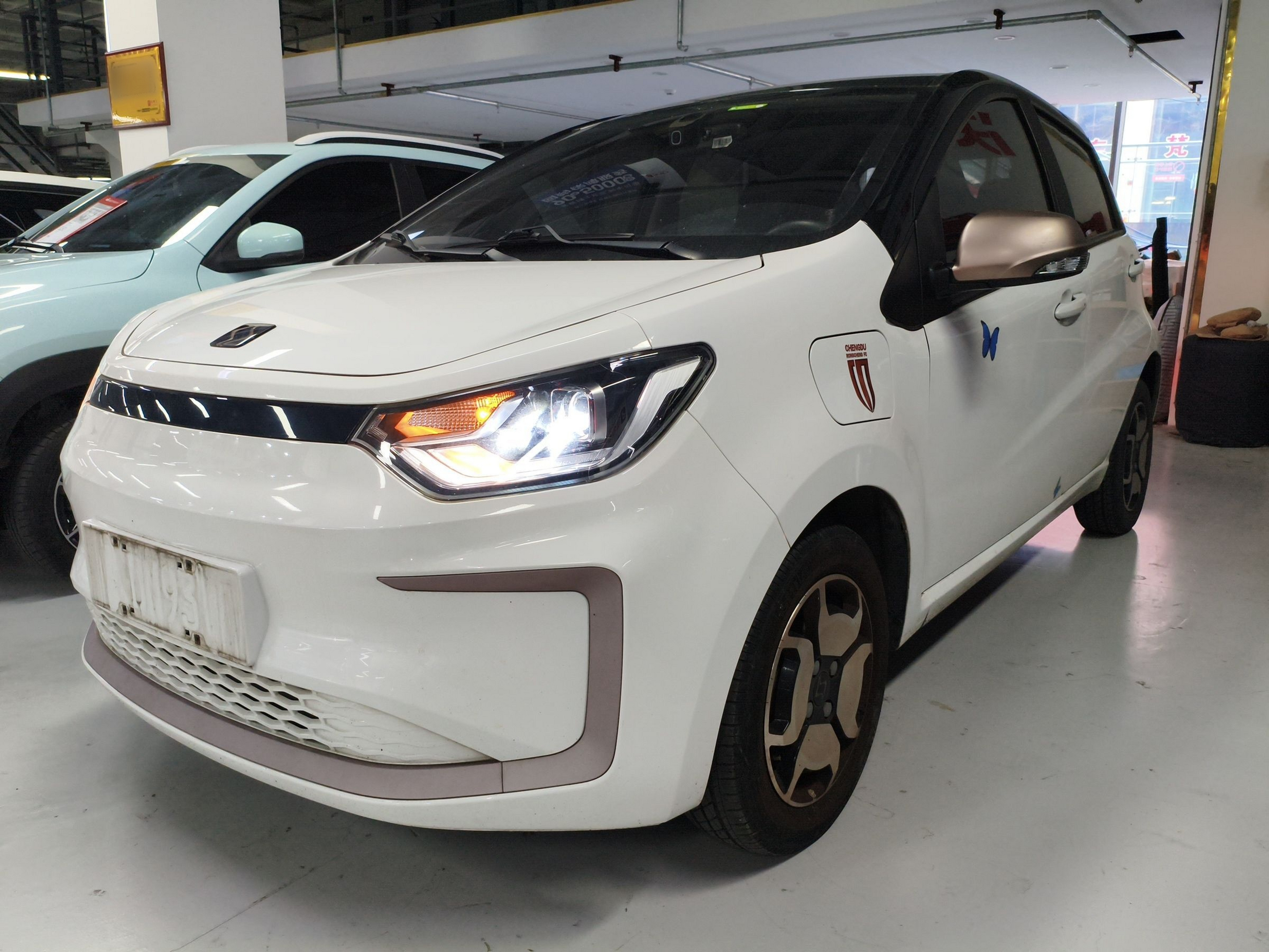 Под передней частью автомобиля