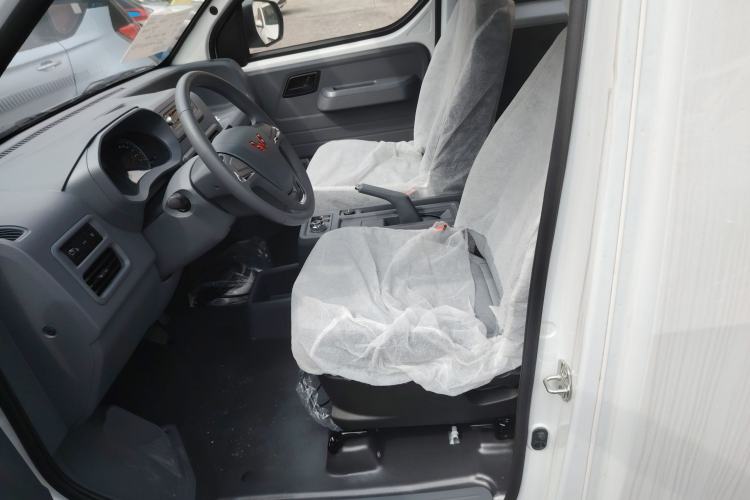 Used Wuling Yangguang 2024 300KM Comfort Version Passenger Van 75kW