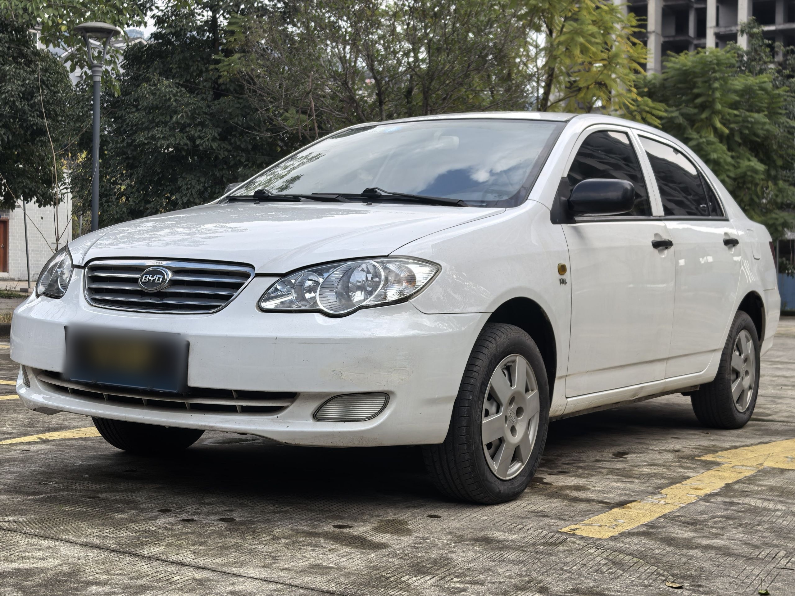 Под передней частью автомобиля