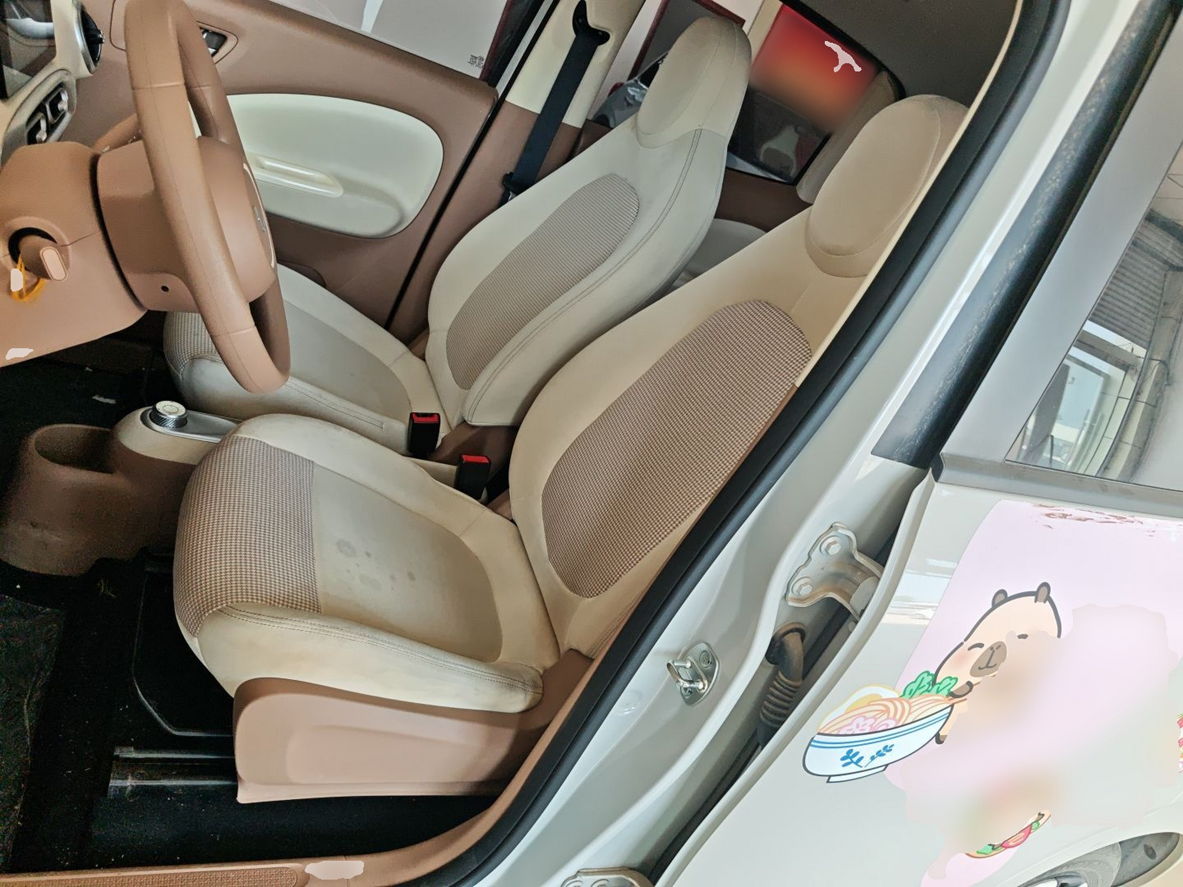 المقاعد الأمامية داخل السيارة