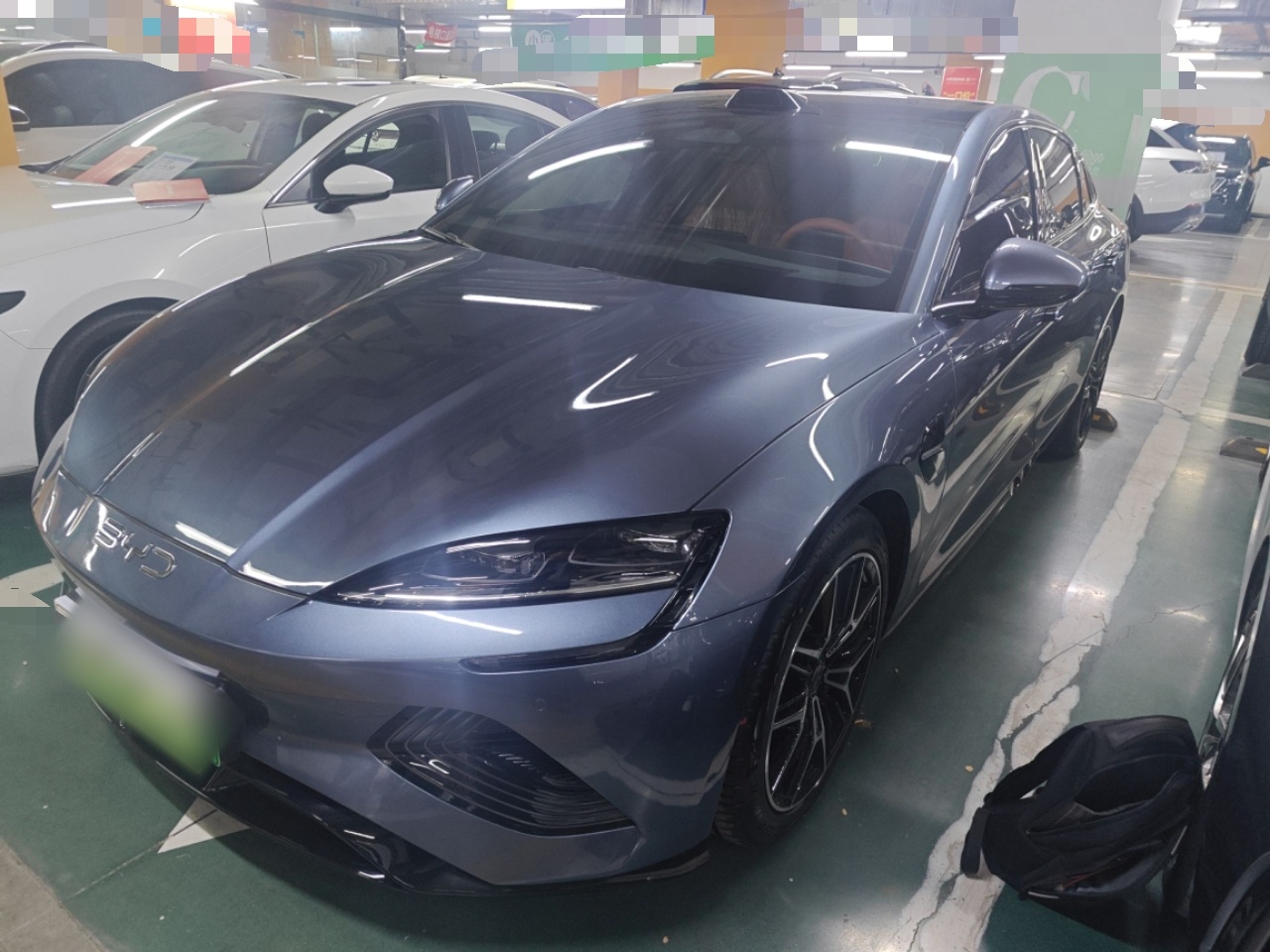 Под передней частью автомобиля