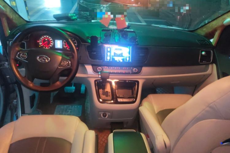 Used SAIC MAXUS G10 2014 2.0T Automatic Elite Edition Center Console