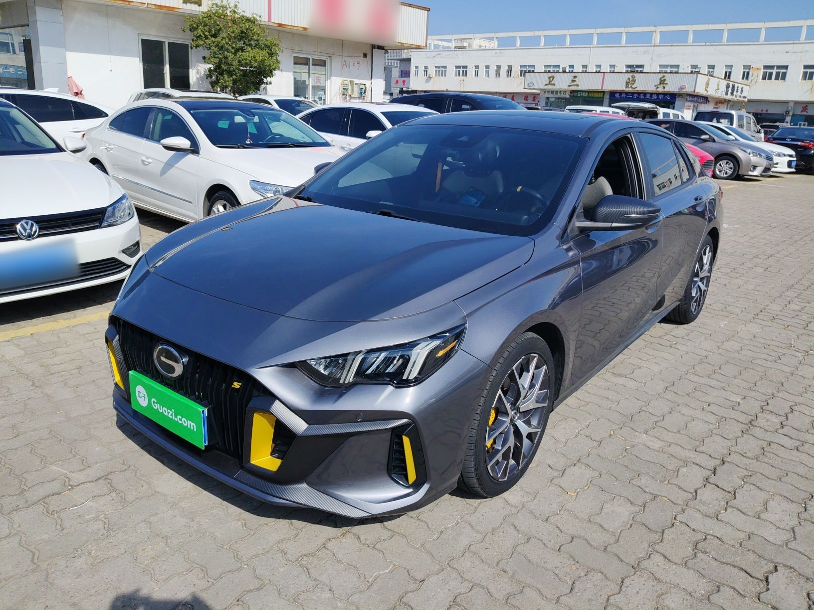 Под передней частью автомобиля