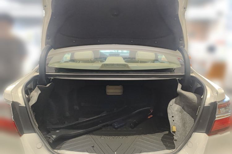 Used Toyota Camry 2015 2.0G Premier Edition Trunk