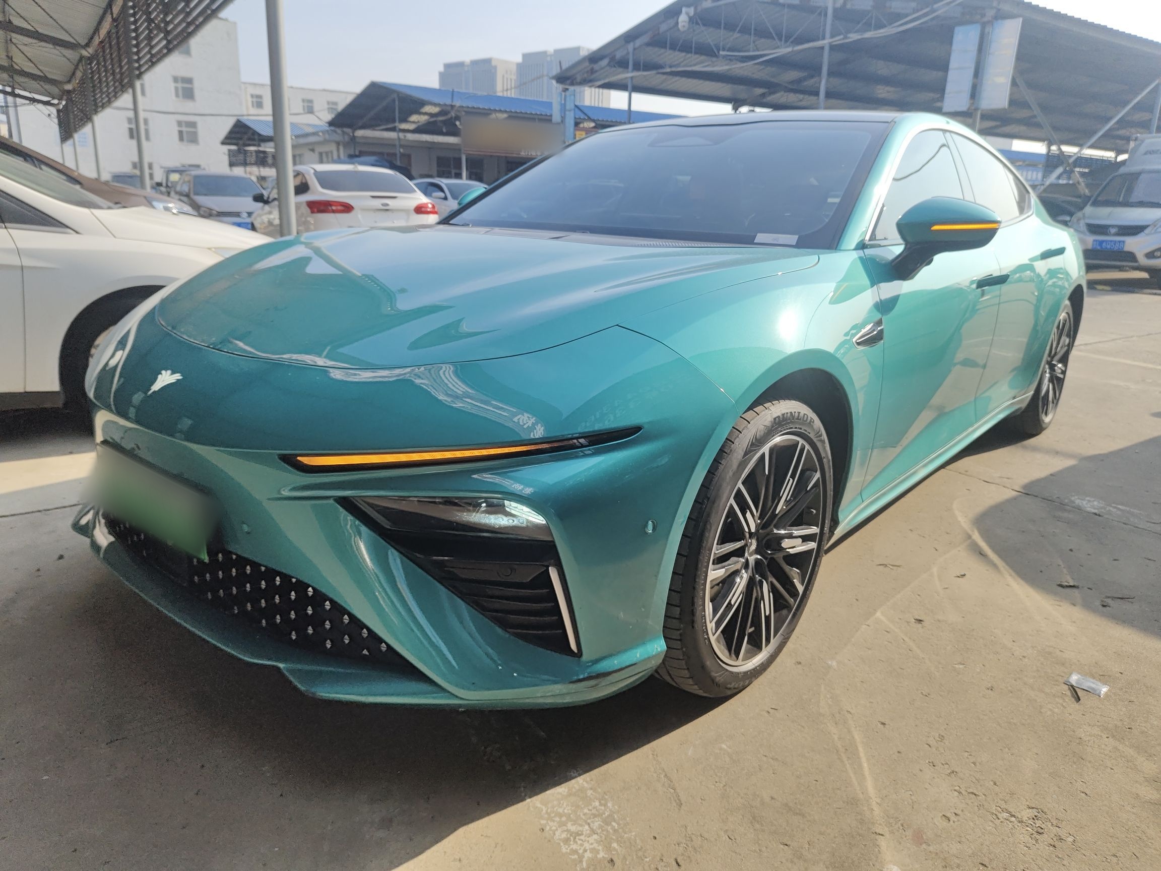 تحت مقدمة السيارة