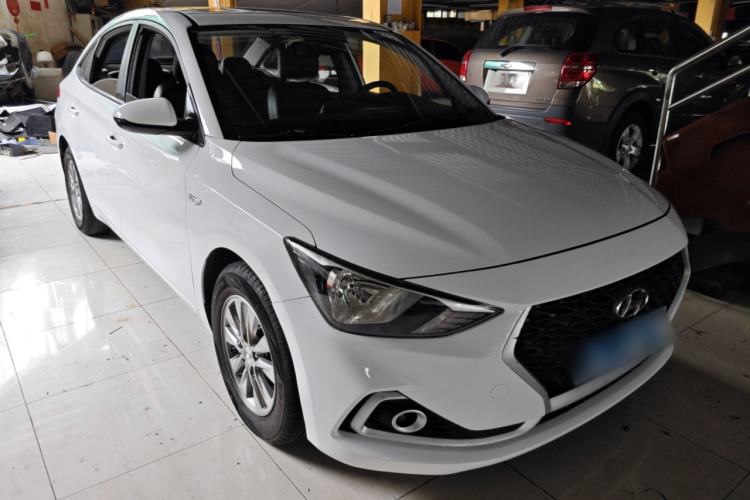 Used Hyundai Celesta 2017 1.6L Automatic Enjoyment Version GLS Front Right 45 Deg