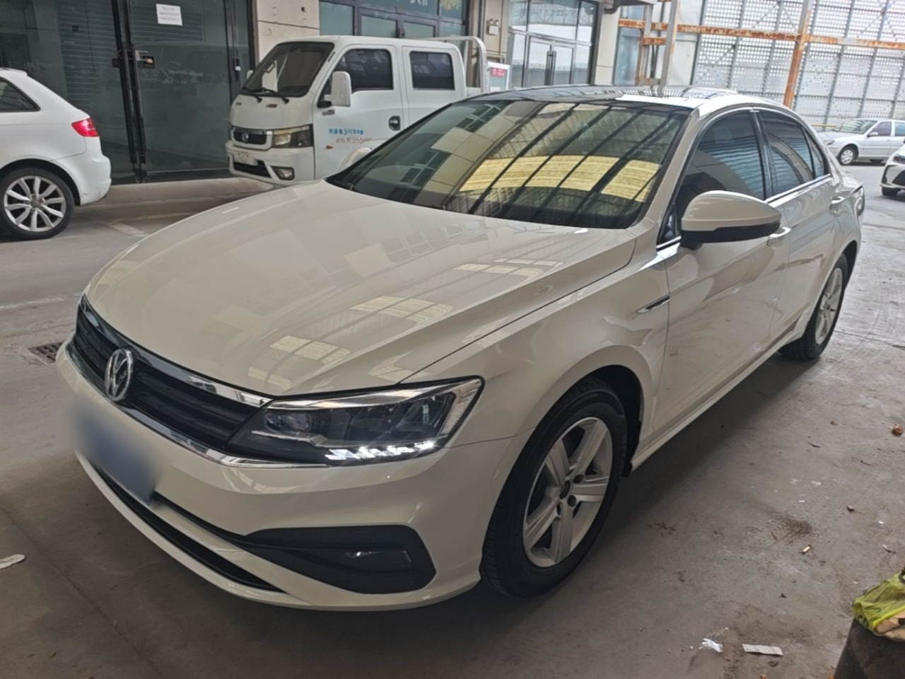 Под передней частью автомобиля