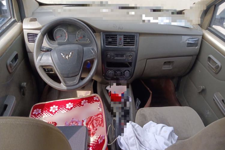 Used Wuling Rongguang V 2016 1.2L Practical Model Non-Power-Assisted Center Console