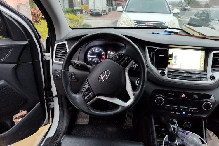 Used Hyundai Tucson 2015 1.6T Dual-Clutch Two-Wheel-Drive Smart Model Steering Wheel