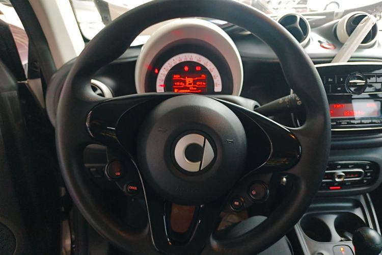 Used smart fortwo 2015 1.0L 52 kW hardtop Dynamic version
