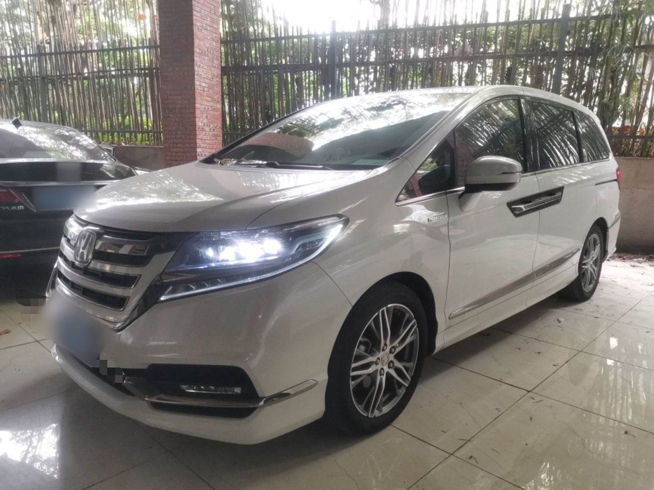 Под передней частью автомобиля