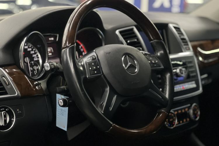 Used Mercedes-Benz M-Class 2014 ML 400 4MATIC Luxury Model Interior 3