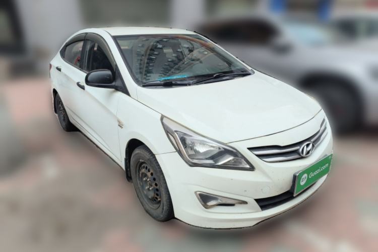 Used Hyundai Verna (older generation) 2014 1.4L Manual Smart GLS Trim Front Right 45 Deg