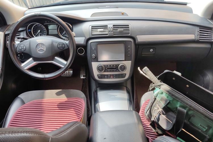 Used Mercedes-Benz R-Class 2014 R 320 4MATIC Luxury Model Center Console