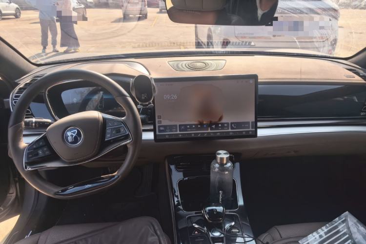 Used BYD Han 2024 EV Glory Edition 506KM Front-Wheel-Drive Premium Model Center Console