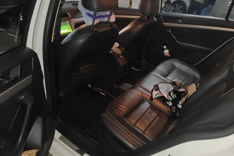 Used Volkswagen Gran Lavida 2015 1.6L Automatic Comfort Edition Interior 4