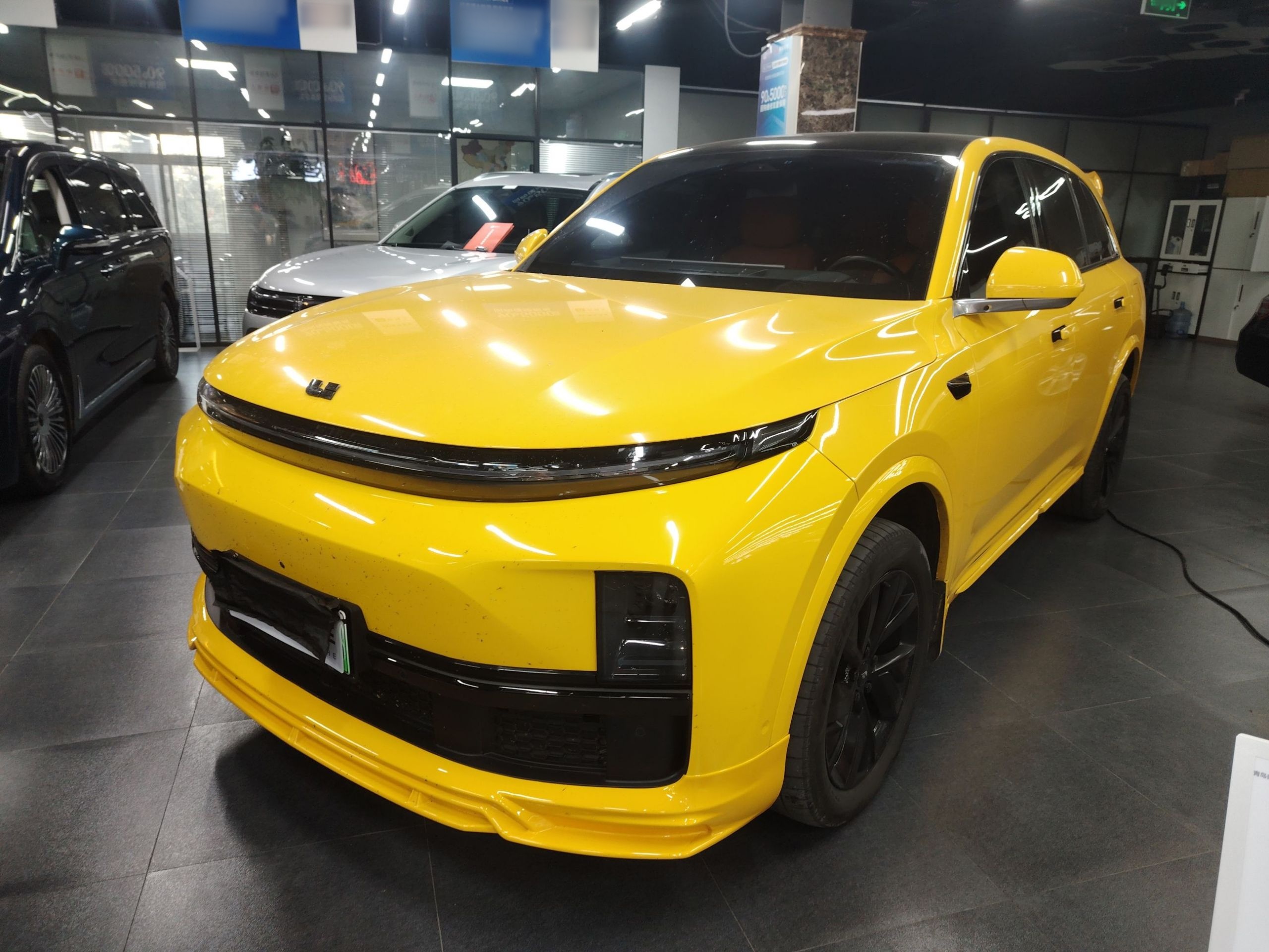 تحت مقدمة السيارة