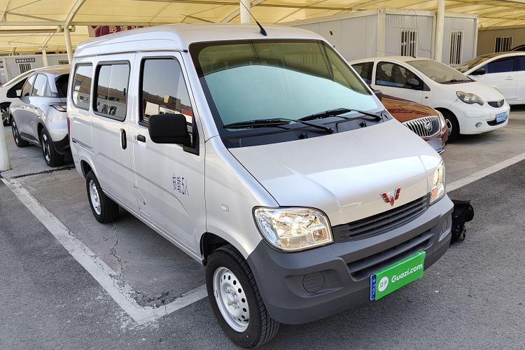 Used Wuling Zhiguang 2023 1.5L Practical Version 5/7 Seats Front Right 45 Deg