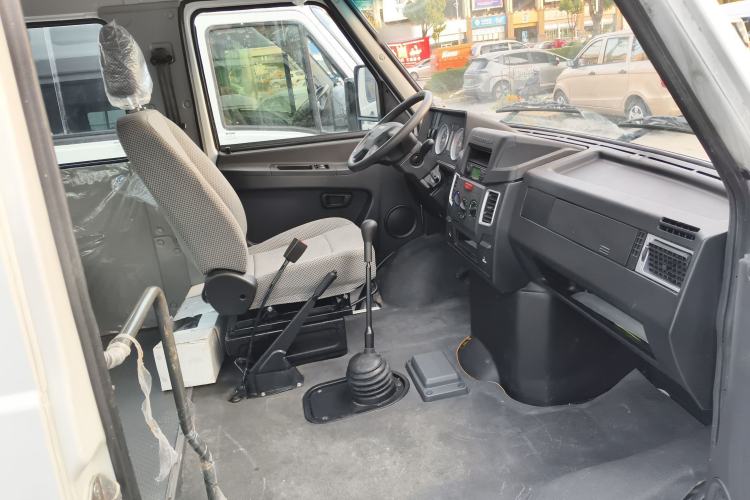 Used Iveco Daily 2021 2.5T A40 M1 Passenger Van 5-9 Seats Long Wheelbase Mid-Roof Design Dual Tires Manual Doors