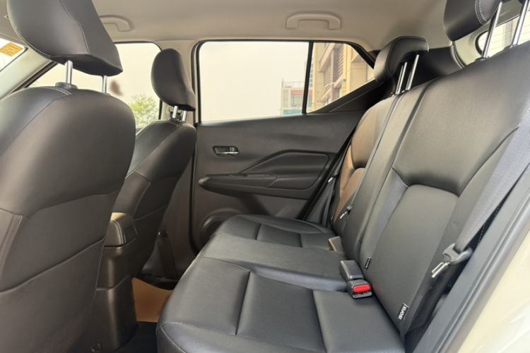 Used Nissan Kicks 2021 1.5L XV CVT Smart Connect Luxury Edition Interior 4