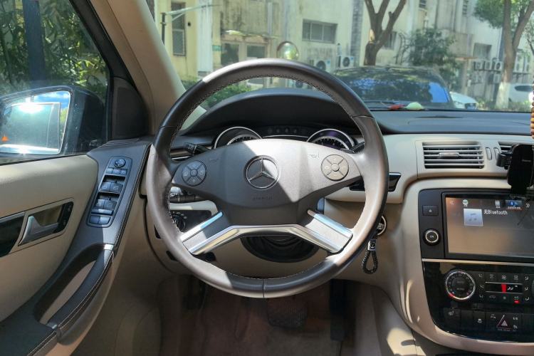 Used Mercedes-Benz R-Class 2015 R 320 4MATIC Luxury Model Steering Wheel